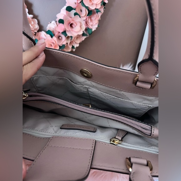 Michael Kors purse - Picture 4 of 7